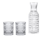 Set aus zwei Trinkgläsern und einer Karaffe aus klarem Glas mit strukturiertem Design, frontal abgebildet.