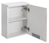 Weißer Oberschrank mit geöffneter Tür, zwei Einlegeböden und sichtbaren Scharnieren, Perspektive von vorne rechts