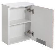 Weißer Oberschrank mit geöffneter Tür, zwei Einlegeböden und sichtbaren Scharnieren, Perspektive von vorne rechts
