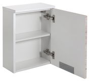 Weißer Oberschrank mit geöffneter Tür, zwei Einlegeböden und sichtbaren Scharnieren, Perspektive von vorne rechts