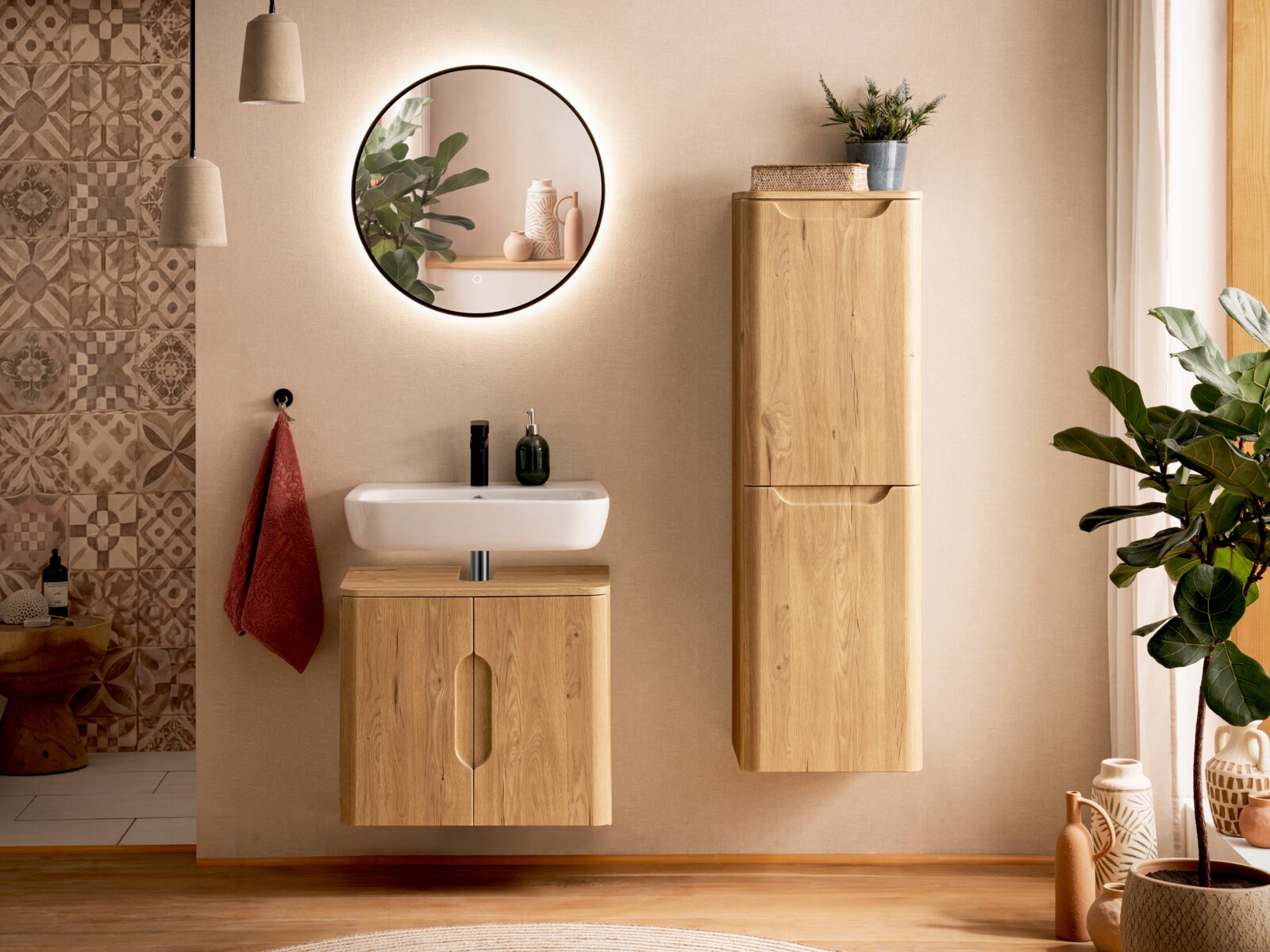 Frontalansicht eines modernen Badezimmer-Waschtischsets aus hellem Holz mit wandhängendem Unterschrank, weißem Aufsatzwaschbecken, rundem beleuchtetem Spiegel und passendem Hochschrank an beiger Wand.