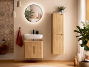 Frontalansicht eines modernen Badezimmer-Waschtischsets aus hellem Holz mit wandhängendem Unterschrank, weißem Aufsatzwaschbecken, rundem beleuchtetem Spiegel und passendem Hochschrank an beiger Wand.