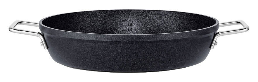 Servierpfanne Adamant 28cm von Fissler, seitliche Perspektive, schwarze Antihaftbeschichtung, mit zwei Griffen aus Edelstahl.