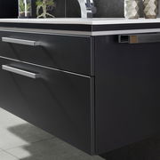 Moderne Badkombination mit schwarzem Unterschrank und zwei Schubladen, seitliche Perspektive