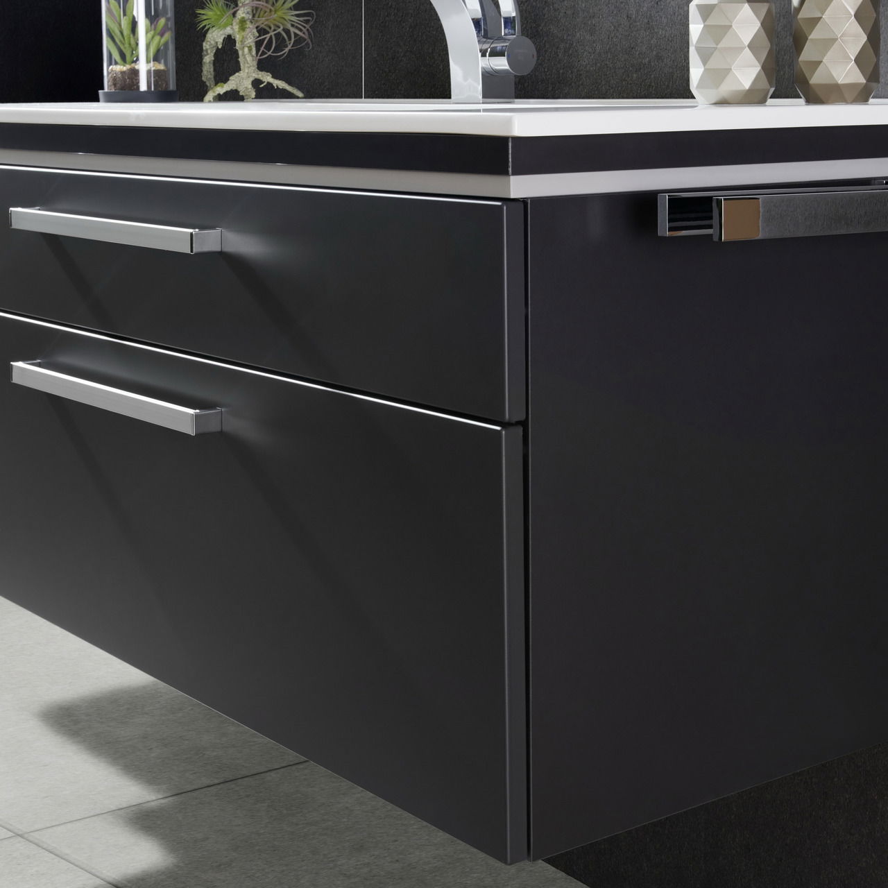 Moderne Badkombination mit schwarzem Unterschrank und zwei Schubladen, seitliche Perspektive