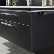 Moderne Badkombination mit schwarzem Unterschrank und zwei Schubladen, seitliche Perspektive