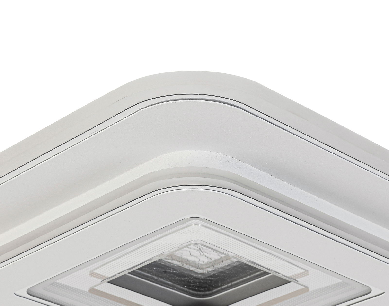 Nahaufnahme einer modernen, quadratischen LED-Deckenleuchte mit abgerundeten Ecken, von unten fotografiert.