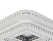 Nahaufnahme einer modernen, quadratischen LED-Deckenleuchte mit abgerundeten Ecken, von unten fotografiert.