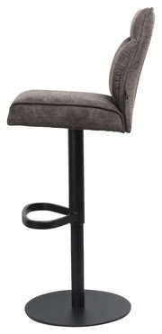 Seitenansicht eines modernen Barhockers mit gepolstertem Sitz und Rückenlehne in grauem Stoff, schwarzem Metallgestell und Fußstütze.