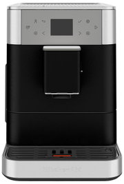 Frontansicht eines modernen Kaffeevollautomaten mit Edelstahl- und schwarzen Elementen, digitalem Display und Bedienelementen.