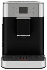 Frontansicht eines modernen Kaffeevollautomaten mit Edelstahl- und schwarzen Elementen, digitalem Display und Bedienelementen.