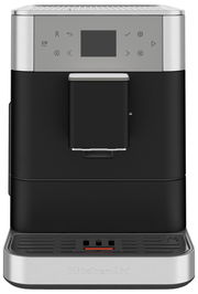 Frontansicht eines modernen Kaffeevollautomaten mit Edelstahl- und schwarzen Elementen, digitalem Display und Bedienelementen.
