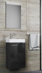 Modernes Badmöbel-Set mit rechteckigem Spiegel, weißem Aufsatzwaschbecken und schwarzem Waschtischunterschrank mit Chromarmatur, seitliche Frontansicht an heller Steinfliesenwand