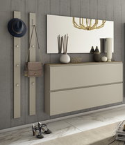 Garderobenset mit zwei Wandpaneelen, einem großen Spiegel und einer schwebenden Kommode in einer modernen, eleganten Einrichtung. Perspektive von vorne.