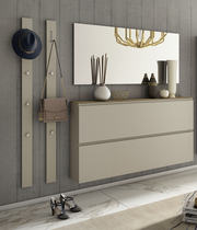 Garderobenset mit zwei Wandpaneelen, einem großen Spiegel und einer schwebenden Kommode in einer modernen, eleganten Einrichtung. Perspektive von vorne.