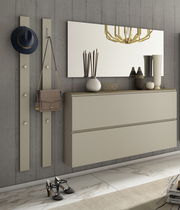 Garderobenset mit zwei Wandpaneelen, einem großen Spiegel und einer schwebenden Kommode in einer modernen, eleganten Einrichtung. Perspektive von vorne.