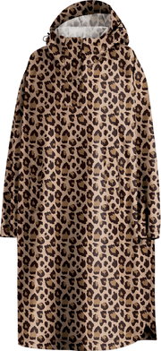 Langer Regenponcho mit Kapuze im Leopardenmuster in Beige und Schwarz, Frontansicht.