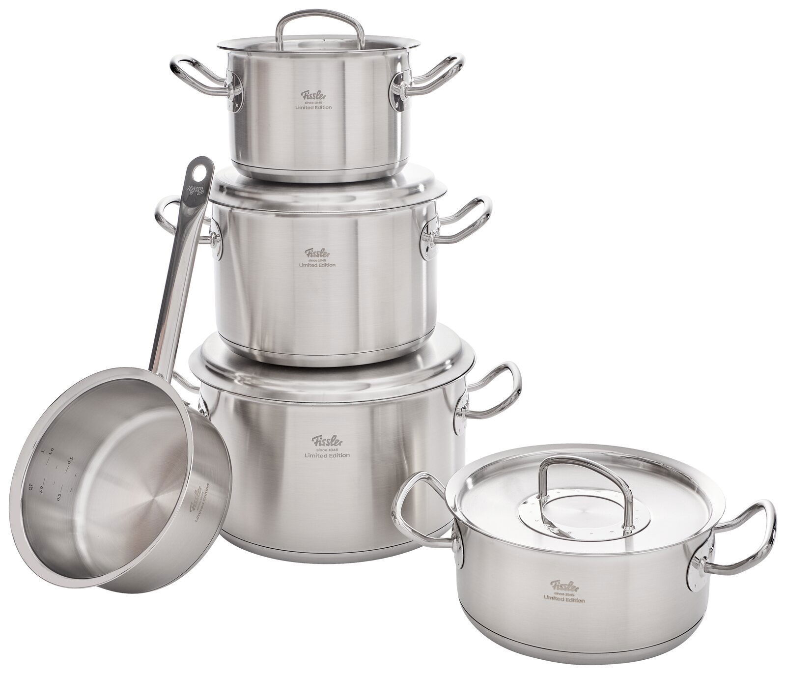 Topfset Retro 5-tlg. aus Edelstahl, bestehend aus vier Töpfen und einer Stielkasserolle, gestapelt und aus leicht erhöhter Perspektive fotografiert.