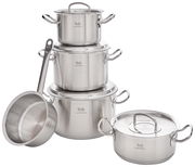 Topfset Retro 5-tlg. aus Edelstahl, bestehend aus vier Töpfen und einer Stielkasserolle, gestapelt und aus leicht erhöhter Perspektive fotografiert.