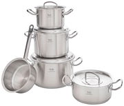 Topfset Retro 5-tlg. aus Edelstahl, bestehend aus vier Töpfen und einer Stielkasserolle, gestapelt und aus leicht erhöhter Perspektive fotografiert.