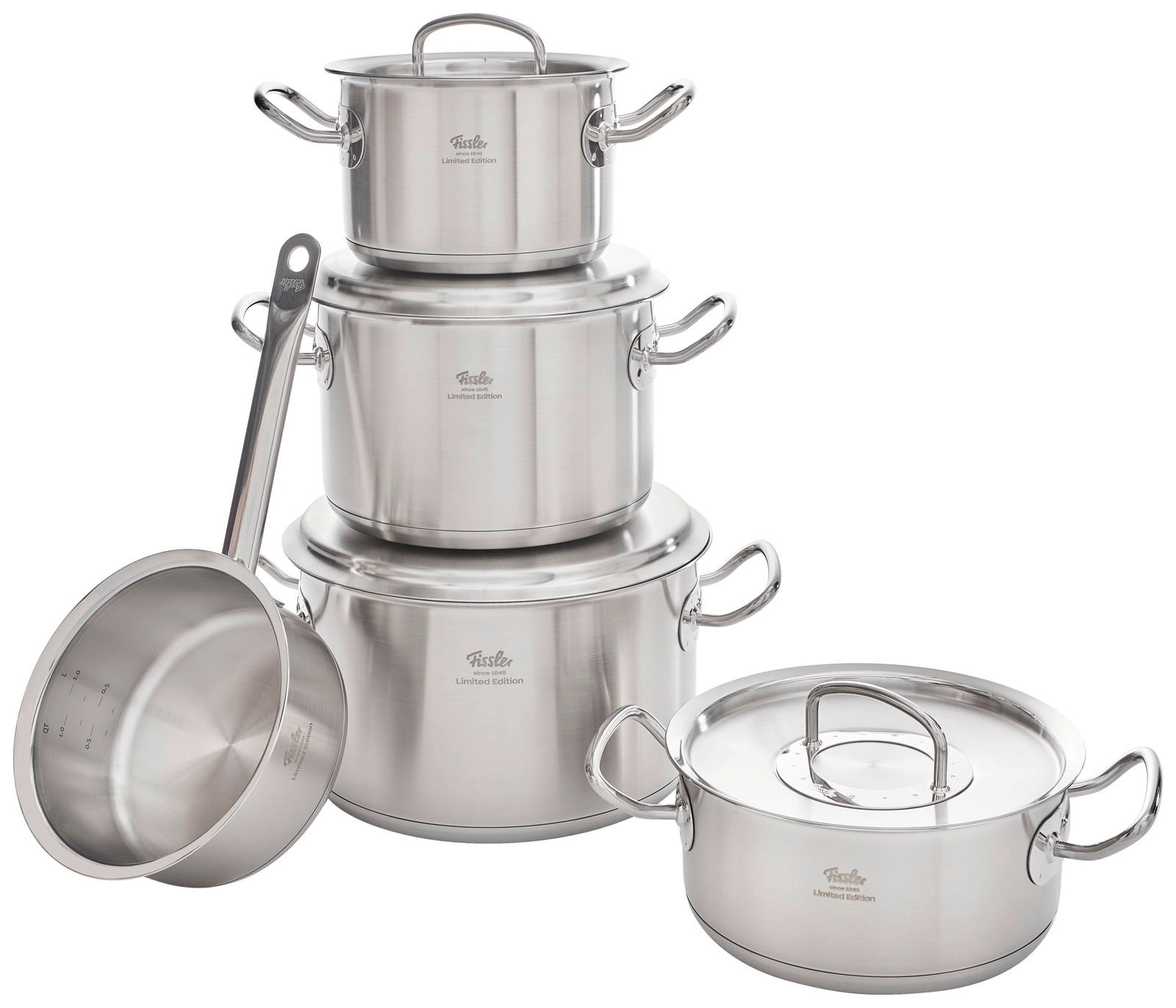 Topfset Retro 5-tlg. aus Edelstahl, bestehend aus vier Töpfen und einer Stielkasserolle, gestapelt und aus leicht erhöhter Perspektive fotografiert.