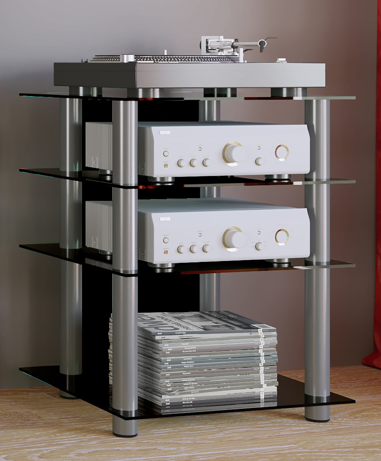 HiFi-Rack mit schwarzen Glasböden und silbernen Säulen, darauf ein Plattenspieler und zwei silberne Audioverstärker; Aufnahme aus frontaler Seitenansicht leicht von rechts