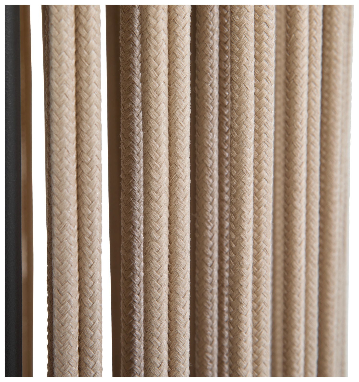 Nahaufnahme von geflochtenen Seilen in beiger Farbe, vertikale Perspektive