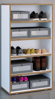Frontale Ansicht eines offenen Schuhregals aus Holz und Weiß mit mehreren Ablageböden, grauen Aufbewahrungsboxen und verschiedenen Schuhpaaren.