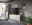 Moderne Wohnkombination mit TV-Schrank, Vitrine und Wandregalen in einem stilvollen Wohnzimmer, seitliche Perspektive