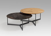 Zwei runde Couchtische mit unterschiedlichen Tischplatten, eine aus Holz und eine aus dunklem Marmor, auf einem modernen Metallgestell. Perspektive von schräg oben.