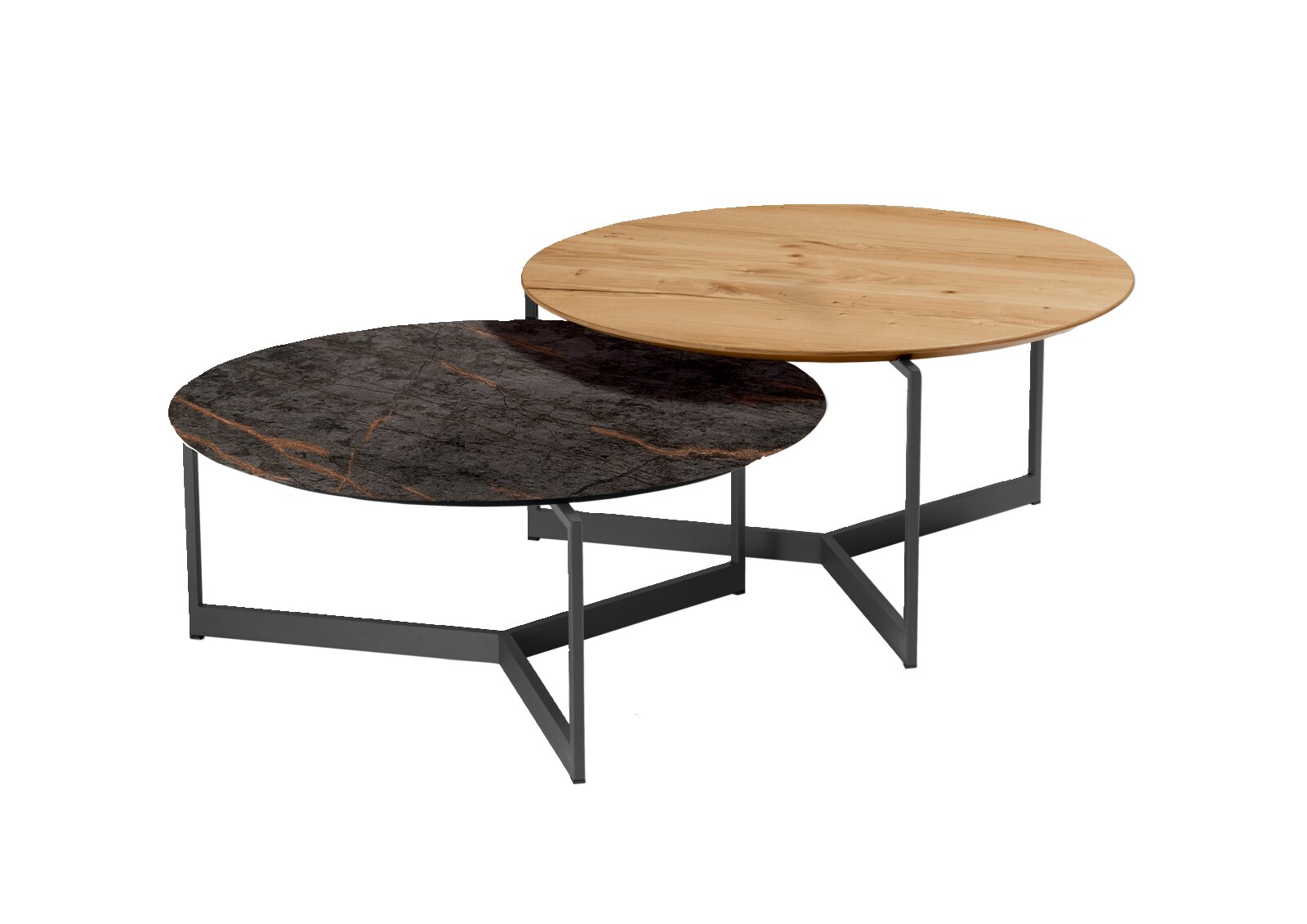 Zwei runde Couchtische mit unterschiedlichen Tischplatten, eine aus Holz und eine aus dunklem Marmor, auf einem modernen Metallgestell. Perspektive von schräg oben.