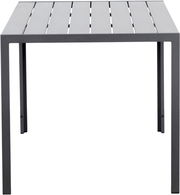 Moderner Gartentisch aus Metall mit Lattenoptik, frontal betrachtet.