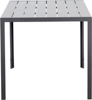 Moderner Gartentisch aus Metall mit Lattenoptik, frontal betrachtet.