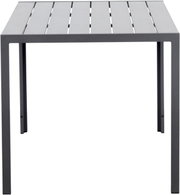 Moderner Gartentisch aus Metall mit Lattenoptik, frontal betrachtet.