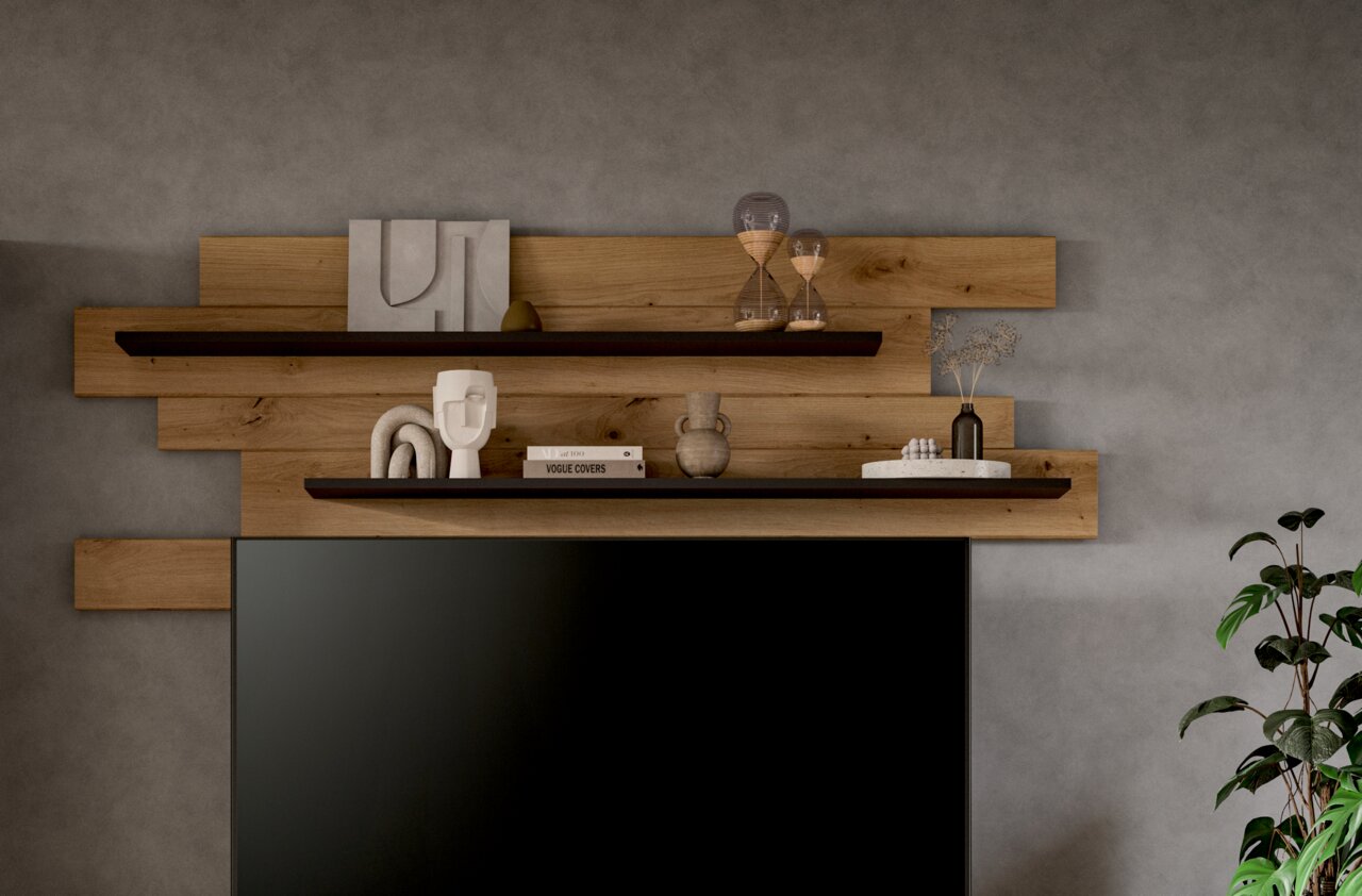 MID.YOU Wandboard CANU Moderne TV-Wand mit horizontalen Holzpaneelen und zwei schwebenden schwarzen Regalböden, dekoriert mit Büchern, Vasen und Sanduhren, frontale Ansicht.