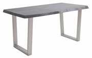 Moderner Esstisch mit dunkler Holzplatte und silbernen Metallbeinen, seitliche Perspektive