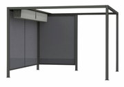 Moderner Sichtschutz mit stabilem Metallrahmen und grauen Paneelen, seitliche Perspektive.