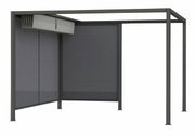 Moderner Sichtschutz mit stabilem Metallrahmen und grauen Paneelen, seitliche Perspektive.