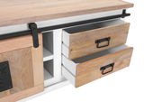 Nahaufnahme eines TV-Lowboards aus Holz mit Schubladen und Schiebetür, seitliche Perspektive