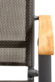 Nahaufnahme eines Multipositionssessels mit Holzarmlehne und gemustertem Stoffbezug, seitliche Perspektive.