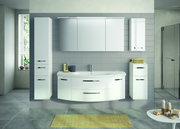 Moderne Badkombination in Weiß mit großem Spiegel, Waschbecken und mehreren Schränken, frontal betrachtet.