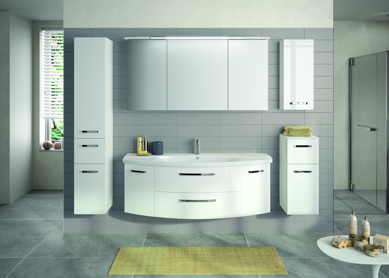 Moderne Badkombination in Weiß mit großem Spiegel, Waschbecken und mehreren Schränken, frontal betrachtet.