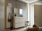 Garderobenset in modernem Flur, bestehend aus einer Wandgarderobe mit Haken und Ablage, einem Spiegel und einer Kommode, seitliche Perspektive.