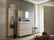 Garderobenset in modernem Flur, bestehend aus einer Wandgarderobe mit Haken und Ablage, einem Spiegel und einer Kommode, seitliche Perspektive.