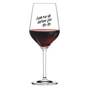 Weinglas mit rotem Wein und der Aufschrift 'Wine me up before you go-go', seitliche Perspektive