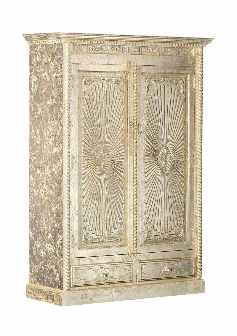 Eleganter Barschrank mit kunstvollen Verzierungen und antikem Finish, Frontalansicht.