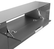 TV-Lowboard in moderner Perspektive mit geöffneter Klappe und sichtbaren Scharnieren.