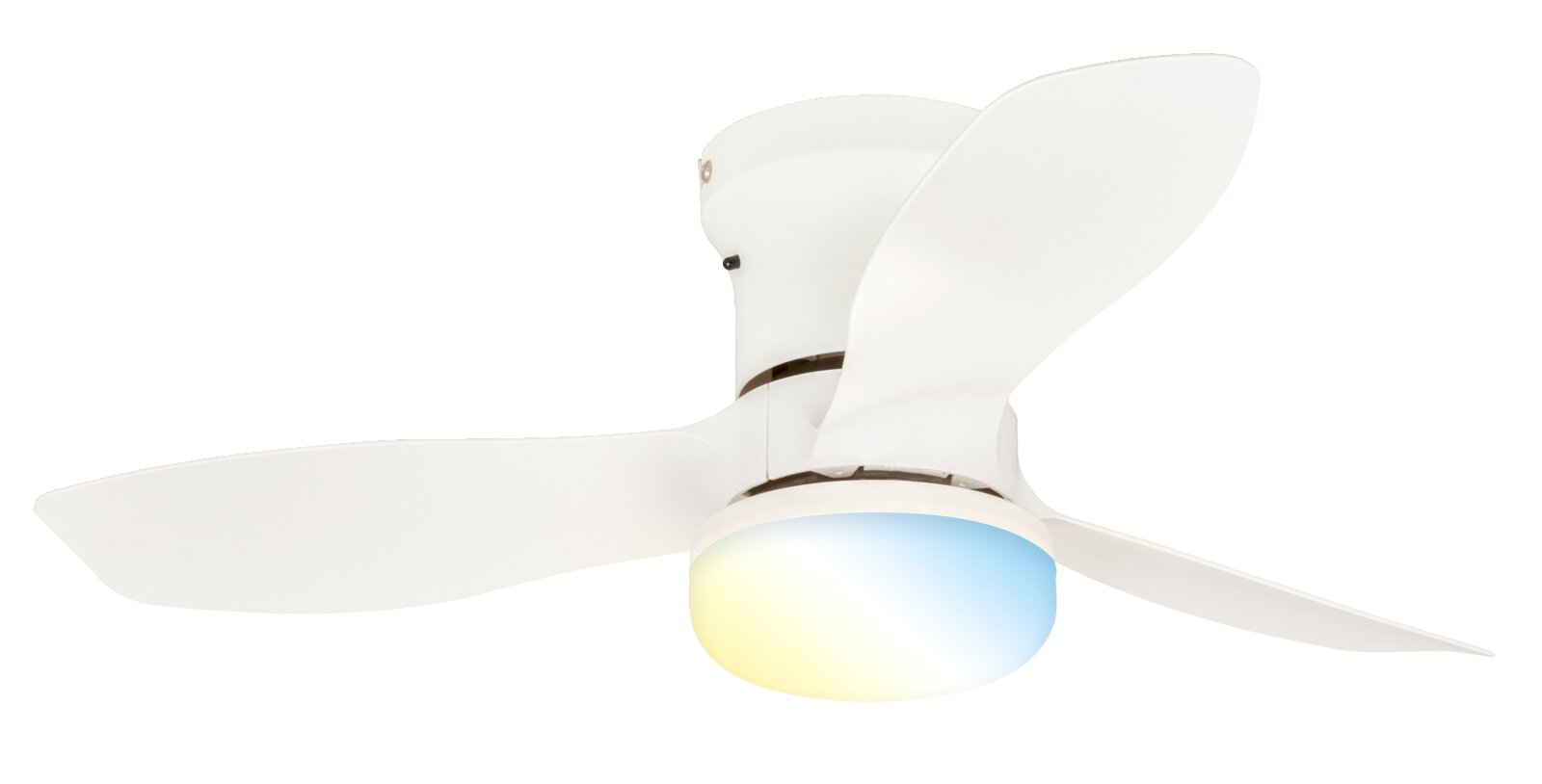 Weißer Deckenventilator mit drei Flügeln und integrierter LED-Leuchte, schräg von unten (Untersicht) freigestellt vor weißem Hintergrund