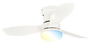 Weißer Deckenventilator mit drei Flügeln und integrierter LED-Leuchte, schräg von unten (Untersicht) freigestellt vor weißem Hintergrund