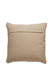 Beiges Kissen in Rückansicht mit sichtbarem Reißverschluss.